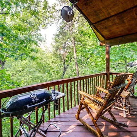 Tennessee Cabin With Balcony, Hot Tub And Pool Access!